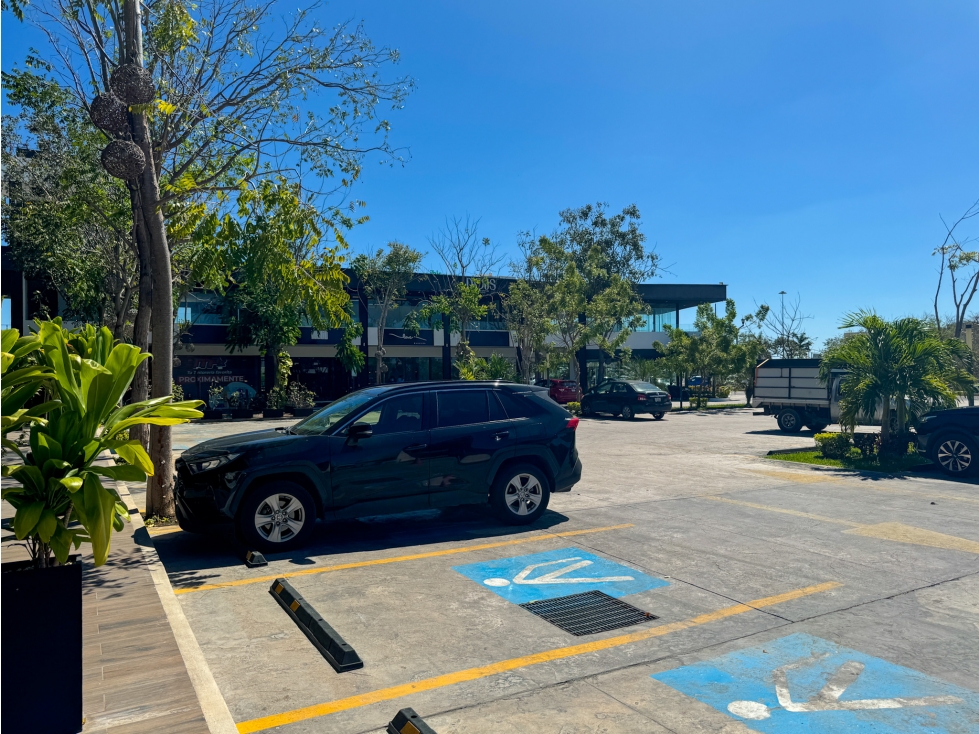 Xcumpich Local Comercial En Planta Baja Plaza Vector Sobre Avenida - 3