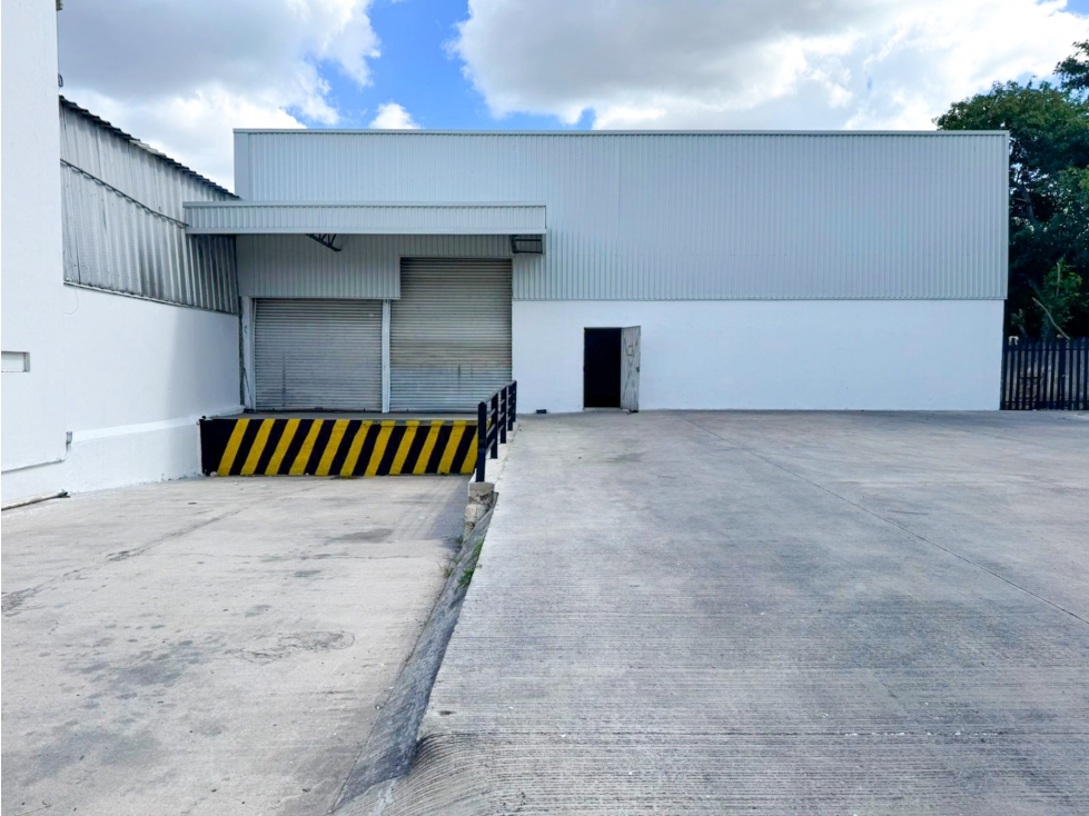 Periférico Poniente Mérida Bodega en Renta de 1600m² Con Andenes - 2