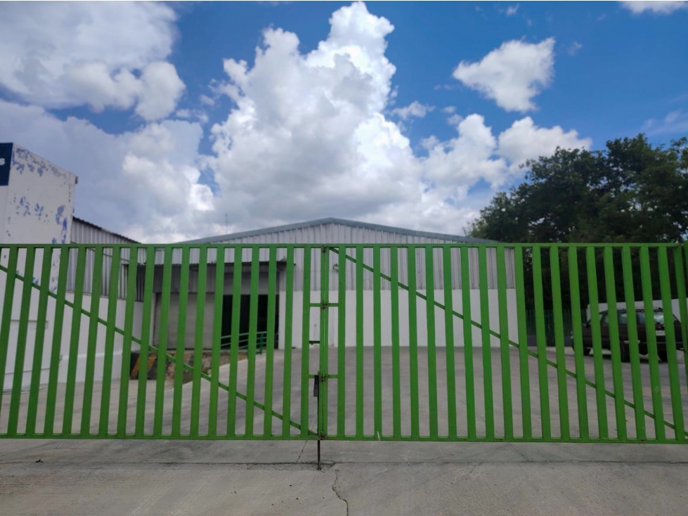 Periférico Poniente Mérida Bodega en Renta de 1600m² Con Andenes - 1