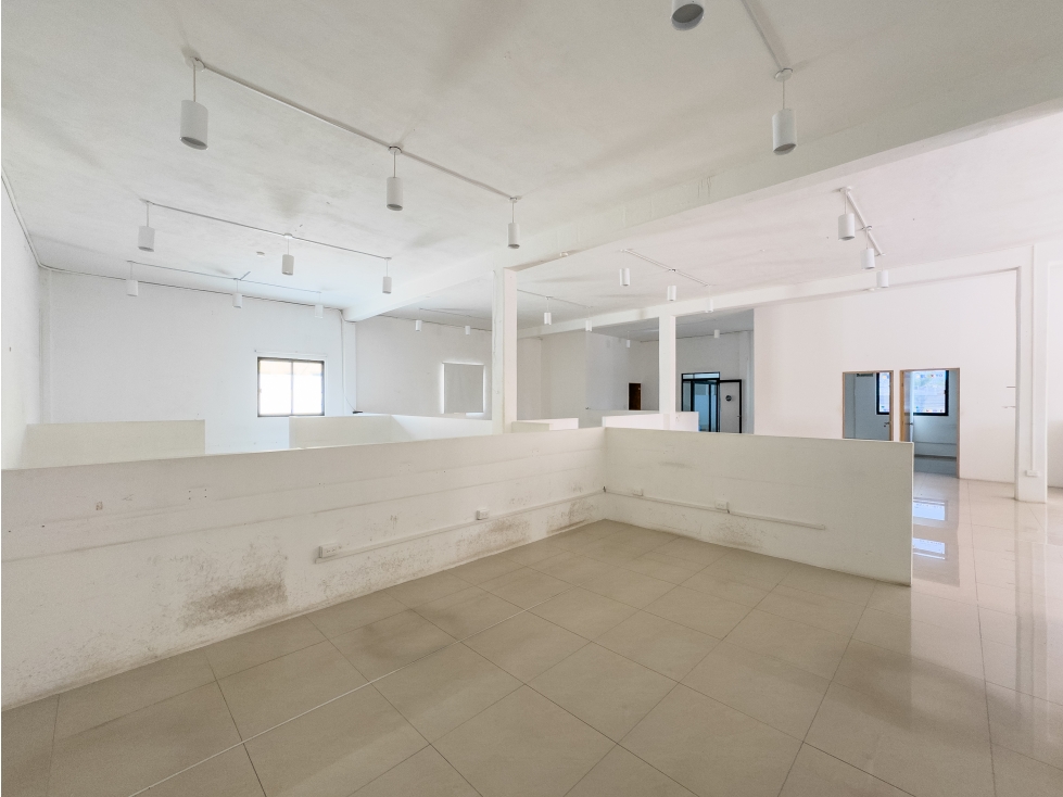 Sobre Avenida Itzaes Bodega en Venta con local comercial y oficinas - 6