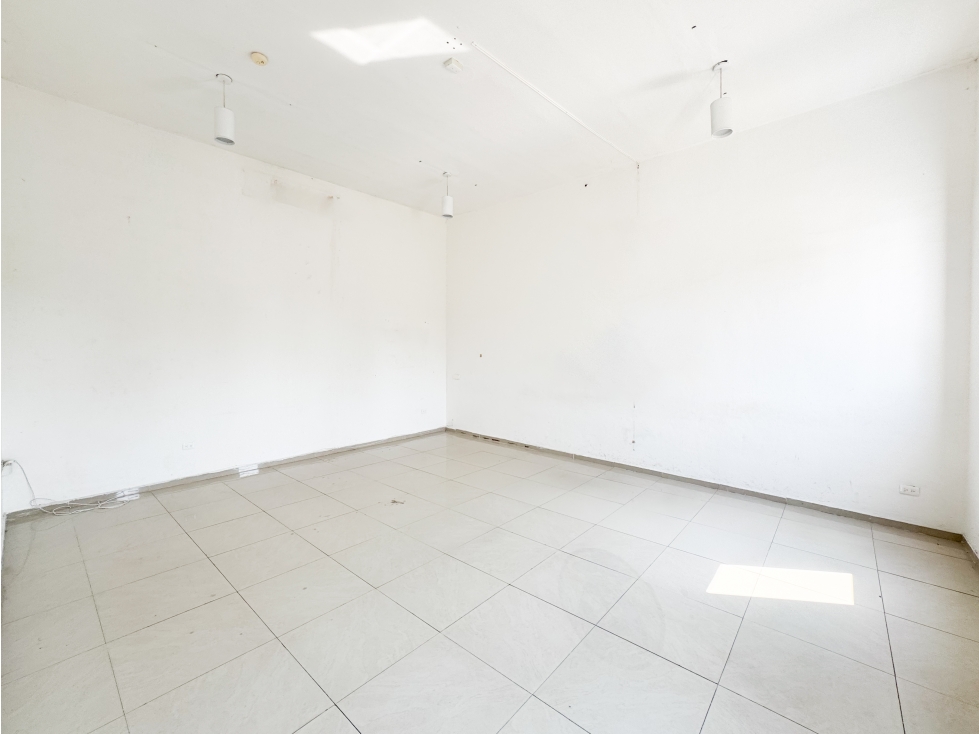 Avenida Itzaes Bodega en Renta con oficinas - 6