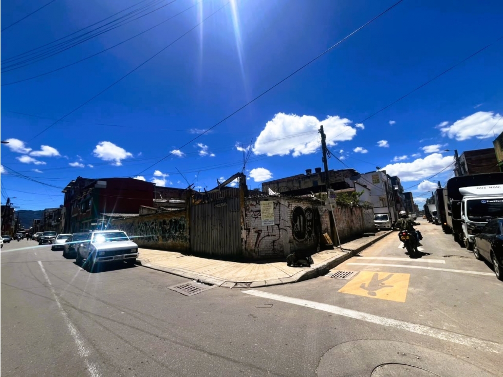 Lote Esquinero en Venta en Engativa