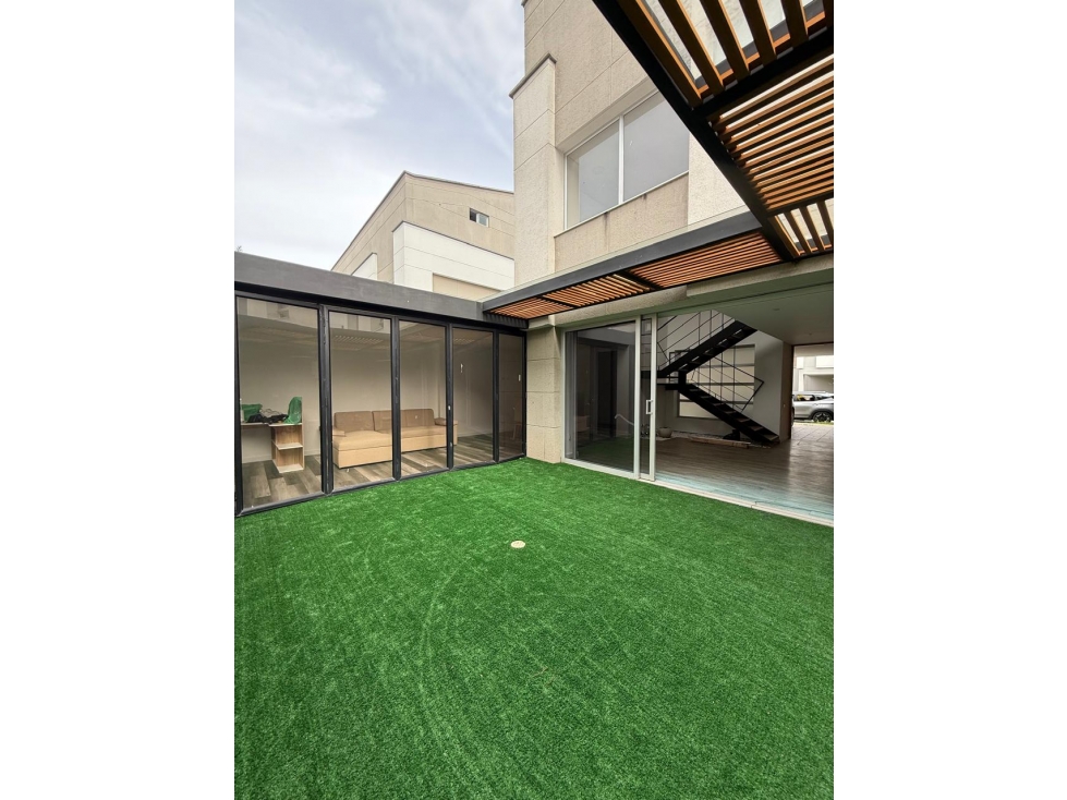 CASA EN VENTA O RENTA EN UNIDAD CERRADA RIONEGRO, EL PORVENIR