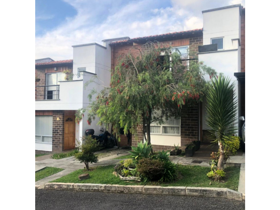 CASA EN VENTA O RENTA EN UNIDAD CERRADA EL RETIRO