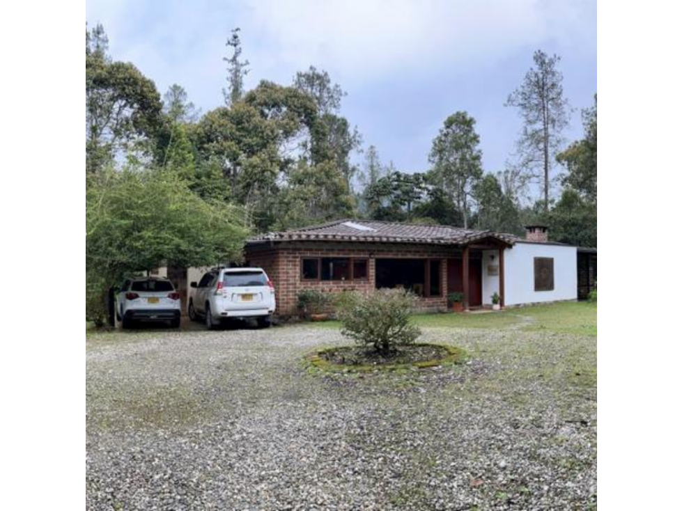 HERMOSA CASA TRADICIONAL EN VENTA EN EL RETIRO