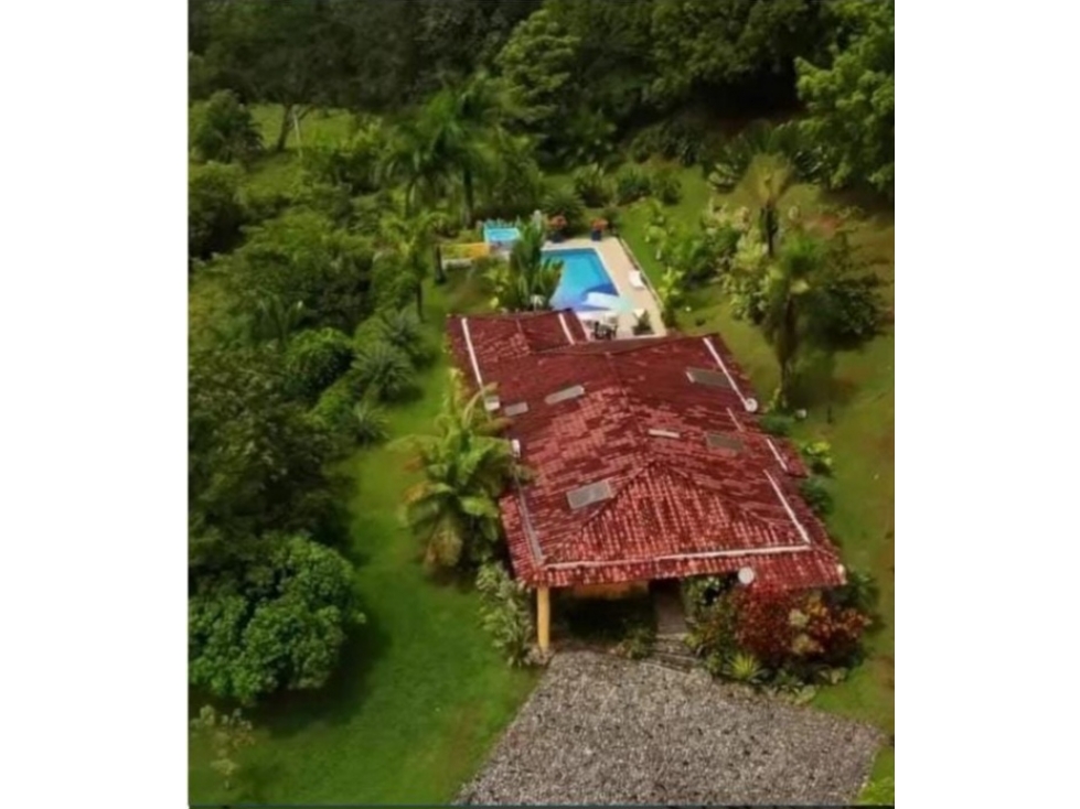 Finca con piscina en Bolombolo.