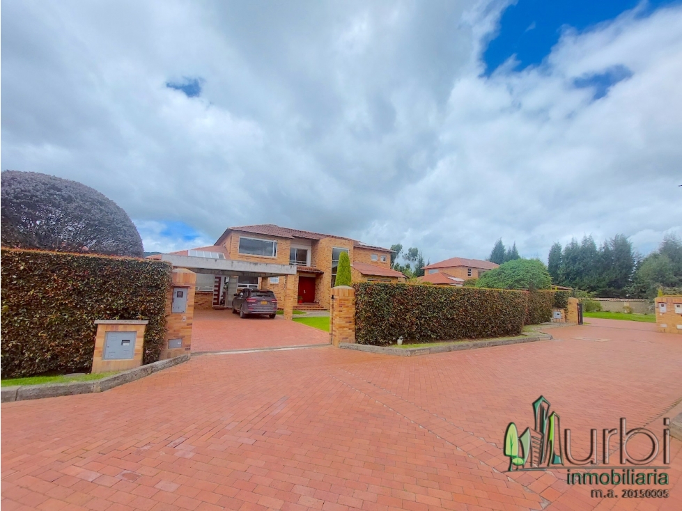 Casa en Venta en Conjunto Cerrado en Caminos de Chunugua