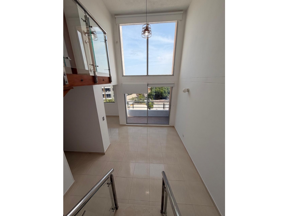 Amplio y Fresco PENTHOUSE Duplex en VENTA ubicado Conjunto Villanova. — foto 3