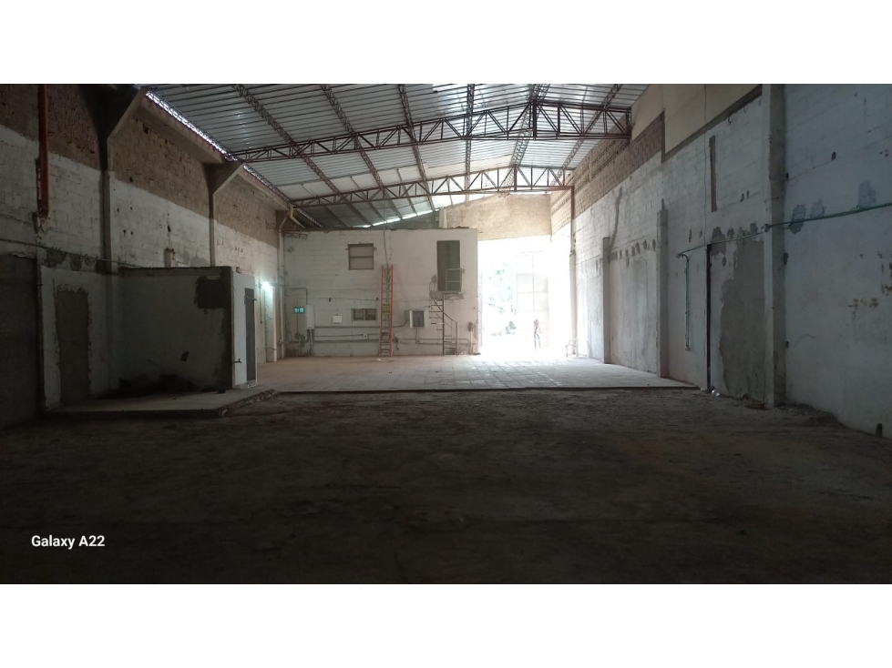 BODEGA EN ARRIENDO CON LUZ TRIFASICA