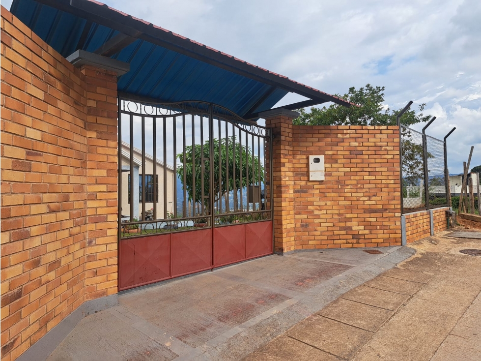 VENTA CASA CAMPESTRE RUITOQUE ALTO TRES ESQUINAS COD:1327 - 6