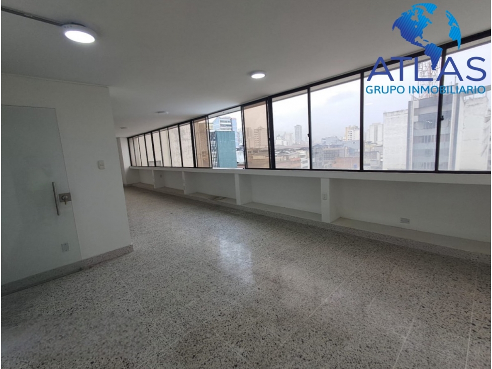 ARRIENDO OFICINA UBICADA EN EL CENTRO DE BUCARAMANGA  COD: 1043 - 4