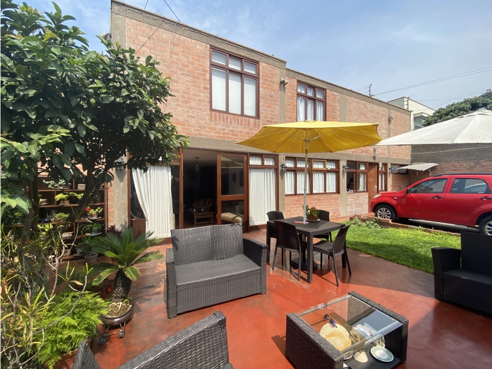Condominio de 3 Casas 1010 m2 en residencial Monterrico La Molina