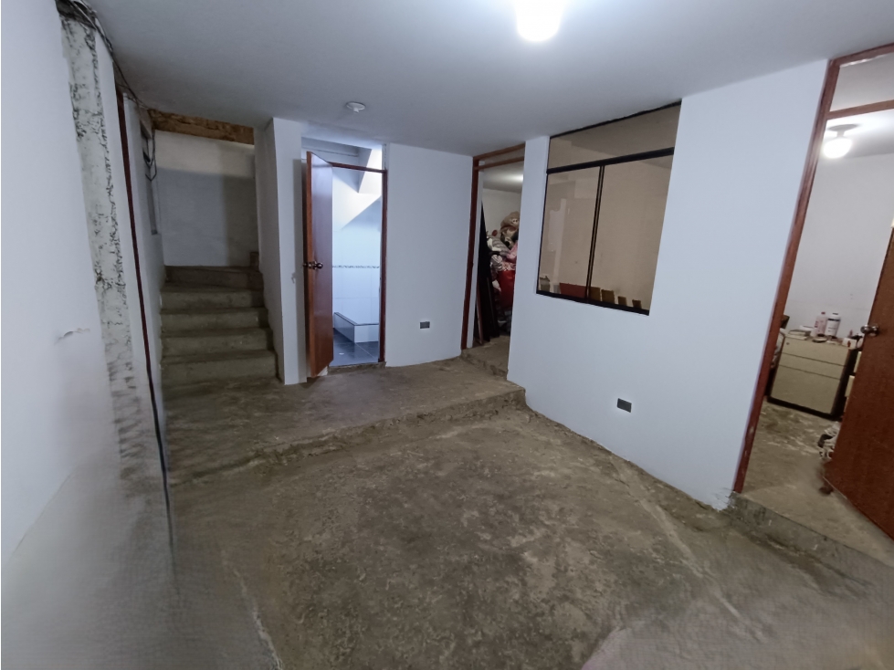 VILLA MARÍA DEL TRIUNFO - VENTA CASA CON COCHERA - ÁREA 128 m2 - 6