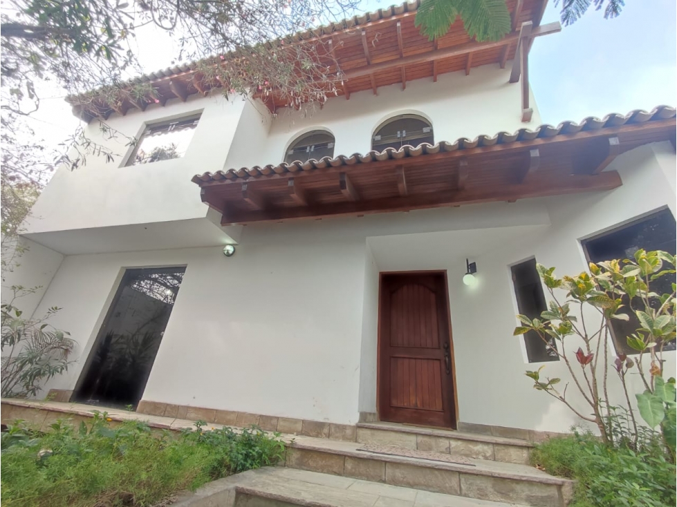 LA MOLINA - VENTA LINDA CASA - ÁREA 300 m2