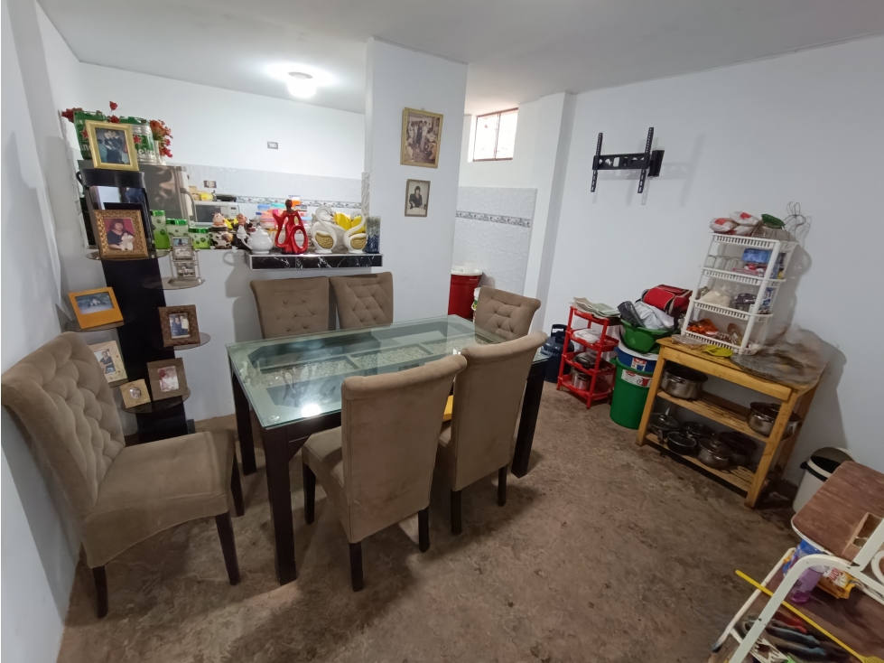 VILLA MARÍA DEL TRIUNFO - VENTA CASA CON COCHERA - ÁREA 128 m2 - 4