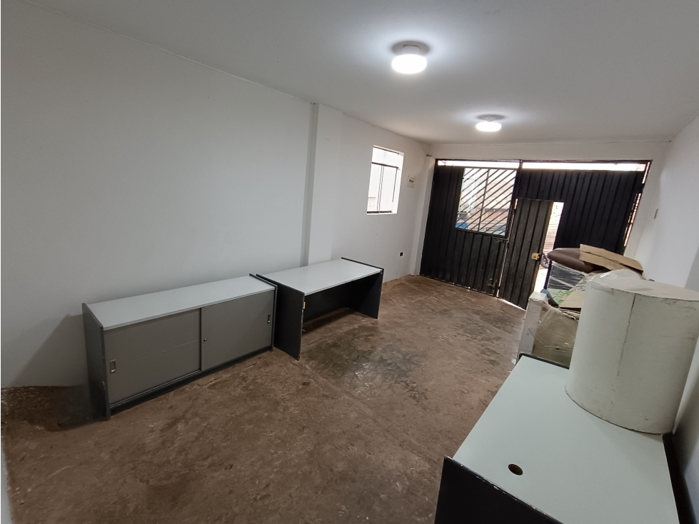 VILLA MARÍA DEL TRIUNFO - VENTA CASA CON COCHERA - ÁREA 128 m2 - 3