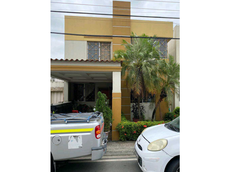 CASA EN VENTA EN URB. CATALUÑA