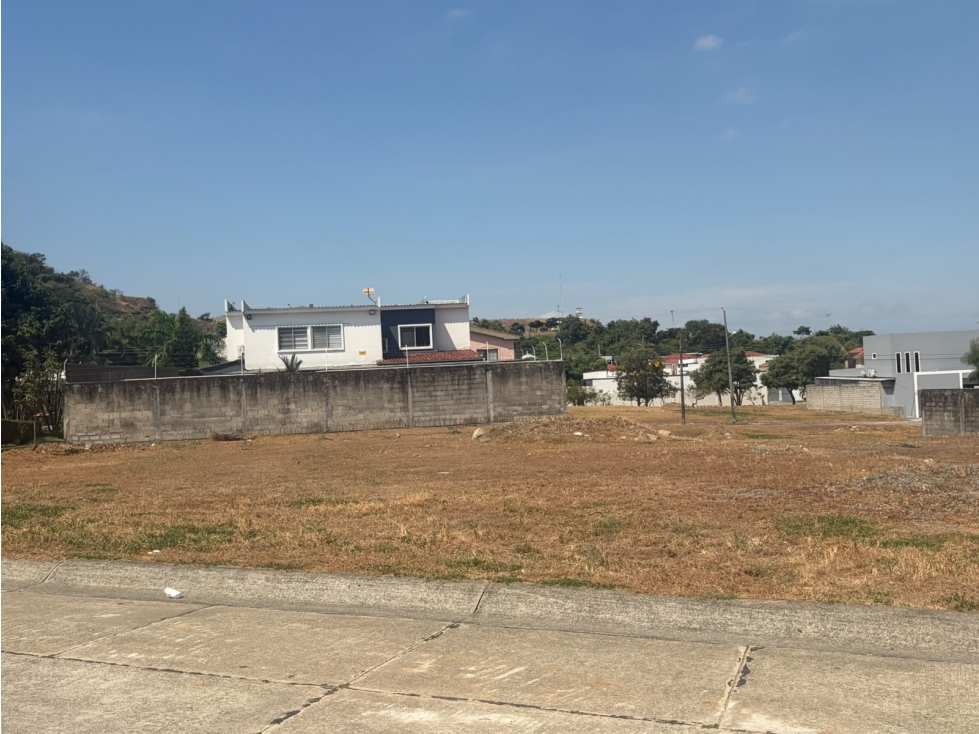 TERRENO EN URBANIZACION EL CONDADO VICOLINCI