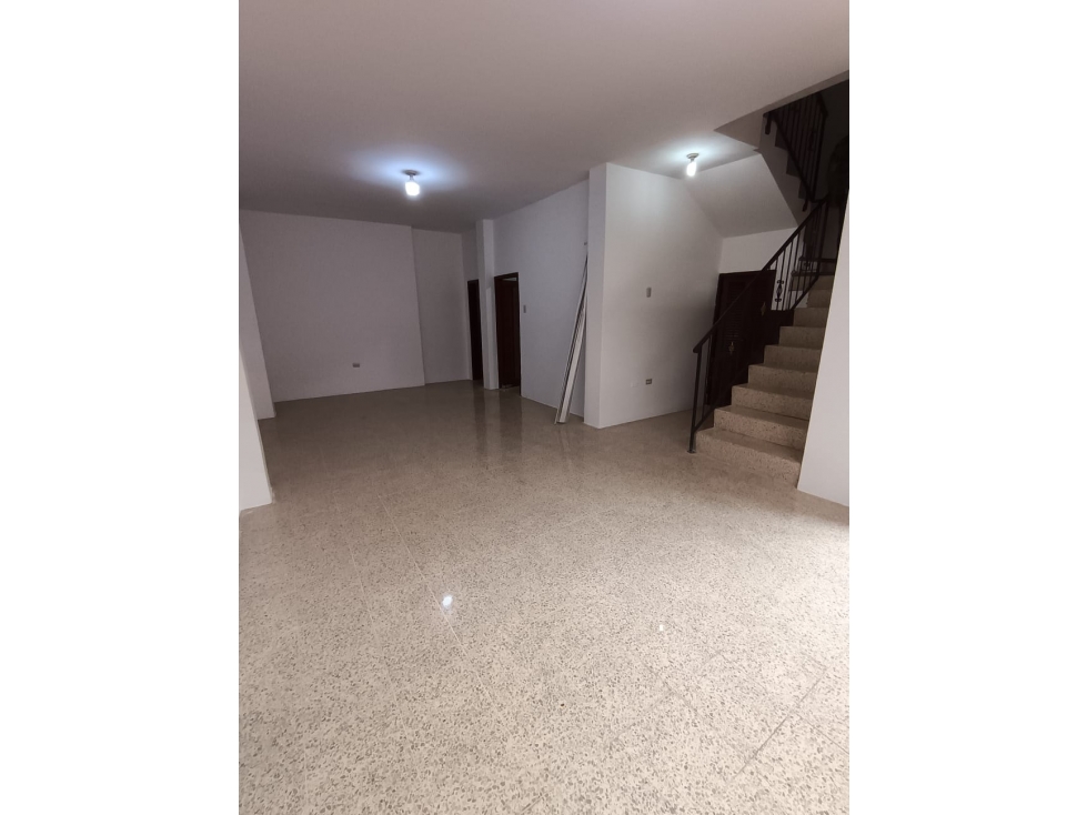 Alquilo Casa de Dos pisos con Terraza en Urdenor1. — foto 2