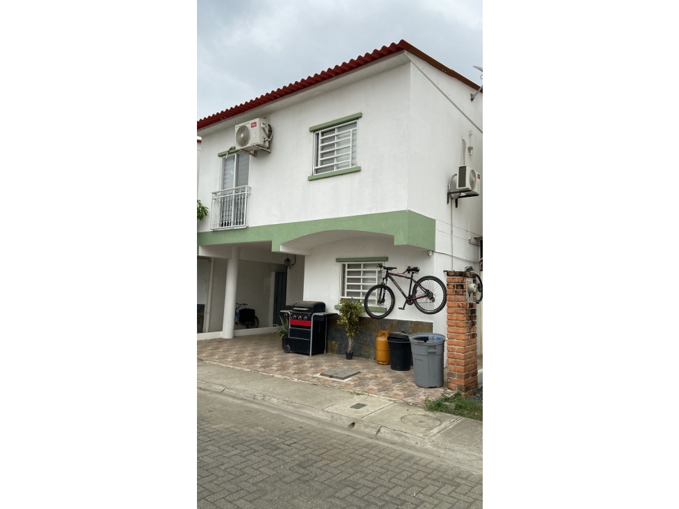 Casa en urbanización logare - 2