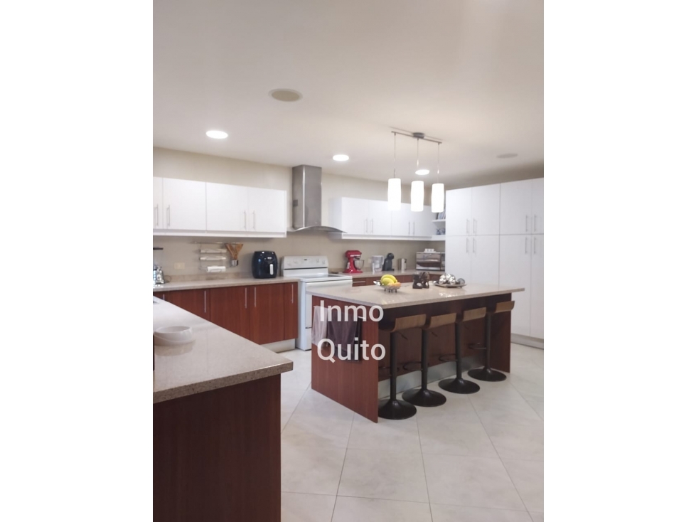 Casa con jarin en venta cerca del Club Rancho San Francisco