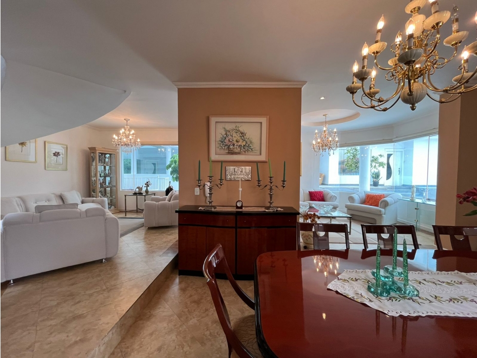 Casa en venta en Cumbayá con vist Urbanización La Católica Quito — foto 2