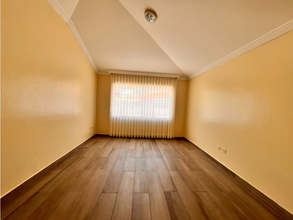 Casas de arriendo Cumbayá cerca USFQ con jardín y área BB — foto 6