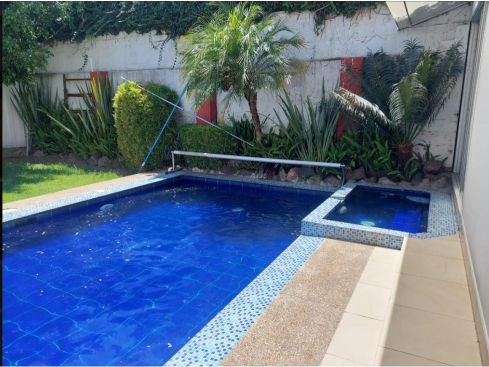Casa en Venta en Cumbayá cerca Paseo San Francisco | Piscina — foto 2