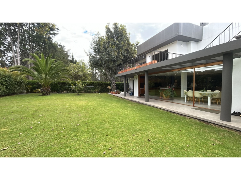 Casa de lujo en Venta en Puembo en Urb. Arrayanes primera etappa - 1