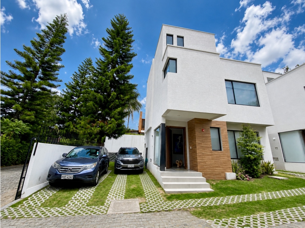 Casa con ascensor en venta en Tumbaco sector Megakiwi - 1
