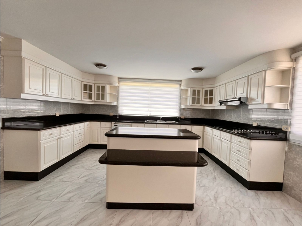 Casas de arriendo Cumbayá cerca USFQ con jardín y área BB — foto 5