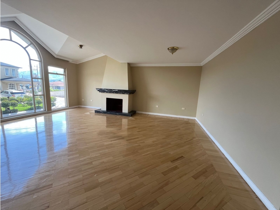 Casas de Arriendo en Cumbayá Jardines del Este cerca Usfq