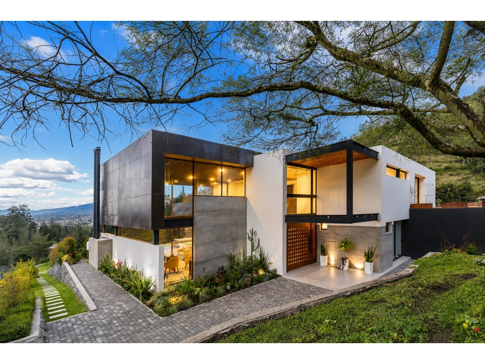 Casa de lujo en renta en Tumbaco Pacho Salas 4 suites y jardín - 1