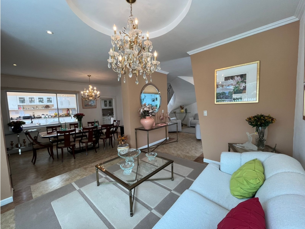 Casa en venta en Cumbayá con vist Urbanización La Católica Quito — foto 3