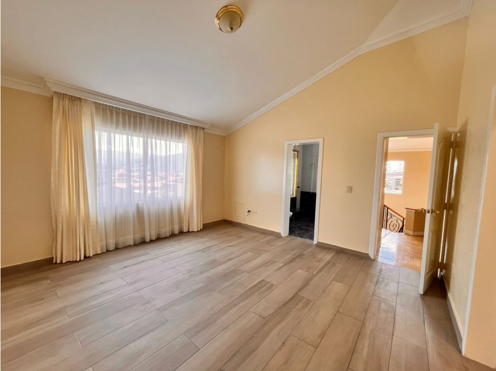 Casas de arriendo Cumbayá cerca USFQ con jardín y área BB — foto 3