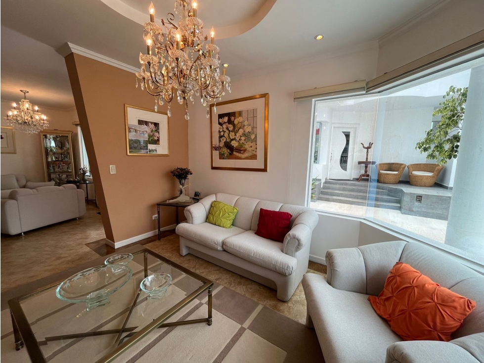 Casa en venta en Cumbayá con vist Urbanización La Católica Quito — foto 5