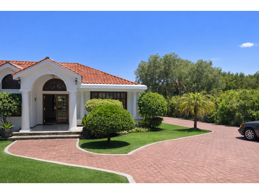 Casa con Piscina en Venta Cumbayá 2.000 m2 Terreno Quito Ecuador - 4