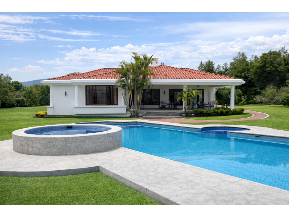 Casa con Piscina en Venta Cumbayá 2.000 m2 Terreno Quito Ecuador - 2