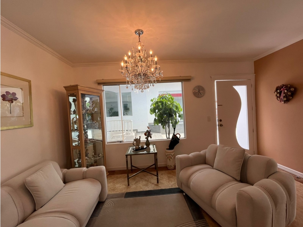 Casa en venta en Cumbayá con vist Urbanización La Católica Quito — foto 4