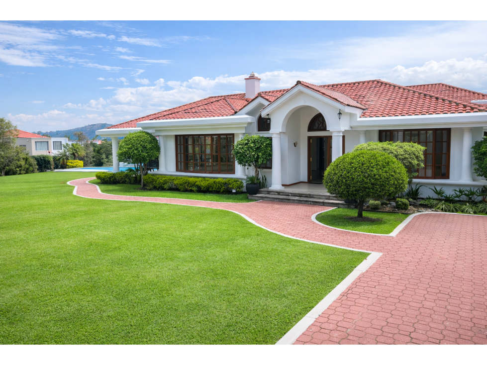 Casa con Piscina en Venta Cumbayá 2.000 m2 Terreno Quito Ecuador - 3