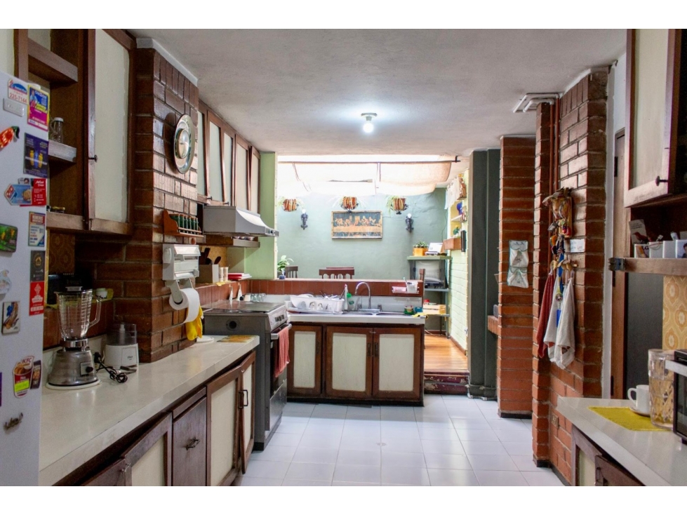 Casas en Venta en Quito sector Rumipamba con 5 Dormitorios y BBQ