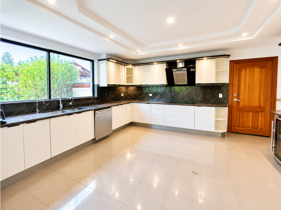 Rento Casa con jardin en Cumbaya, en Urb. Jacaranda 4 habitaciones - 5