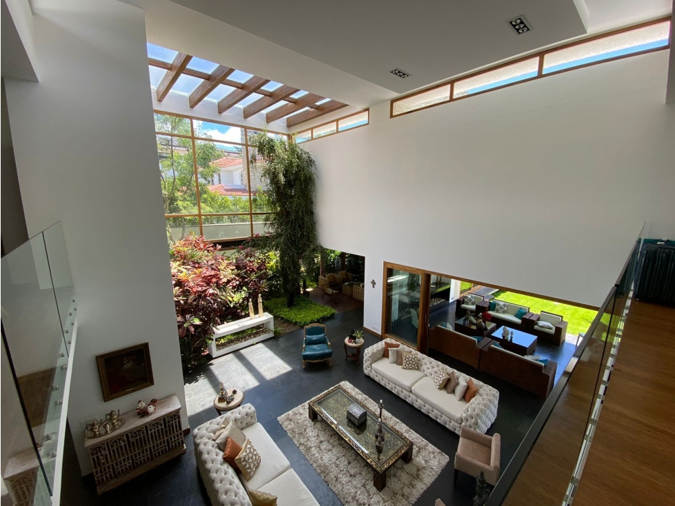 Casa de lujo en Cumbayá con piscina, cine, ascensor en Venta