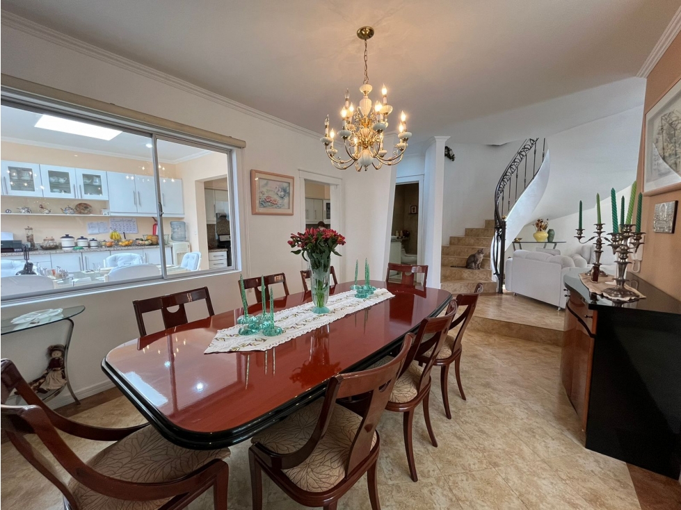 Casa en venta en Cumbayá con vist Urbanización La Católica Quito — foto 6