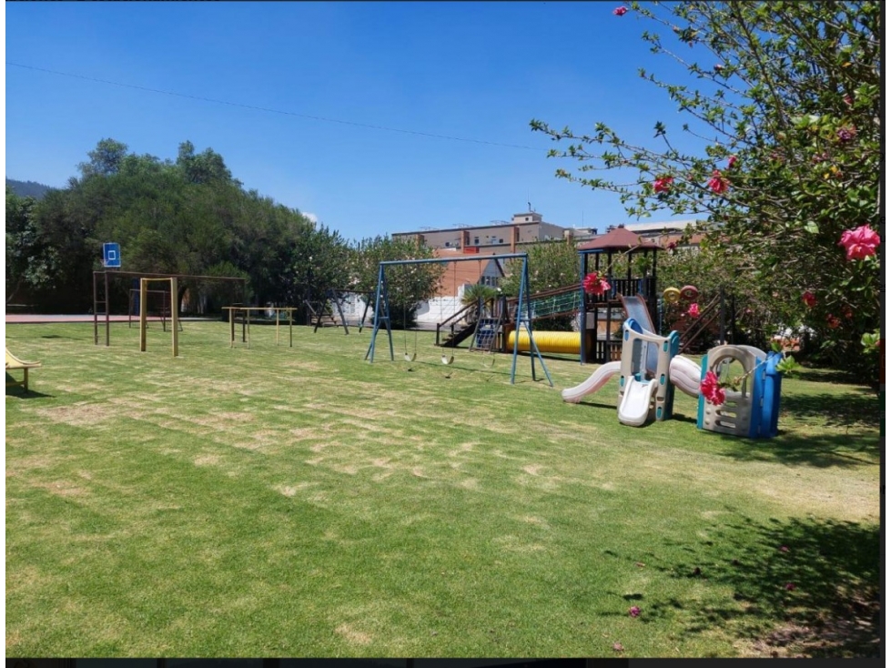Casa en Venta en Cumbayá cerca Paseo San Francisco | Piscina