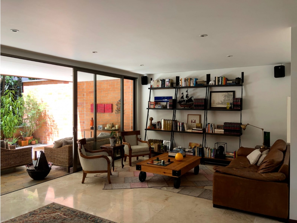 Amplio apartamento con terraza para venta en Milla de Oro