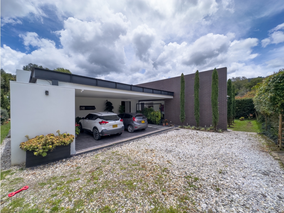 CASA MODERNA EN GUARNE UNIDAD CERRADA