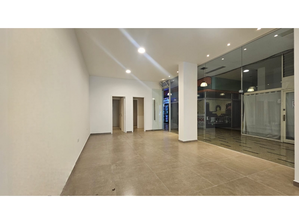 LOCALES COMERCIALES RECICLADOS Y UNIFICADOS MORENO 2200