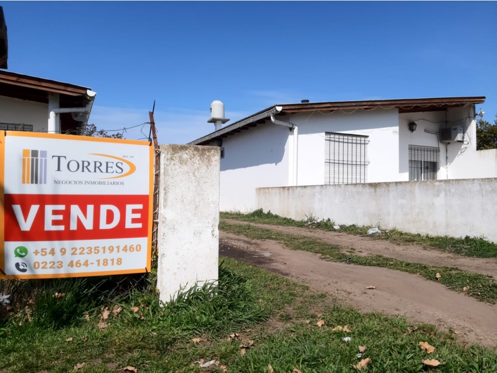 VENTA EN BLOCK 3 CASAS DE 3 AMB EN BARRIO LAS LOMAS CON RENTA
