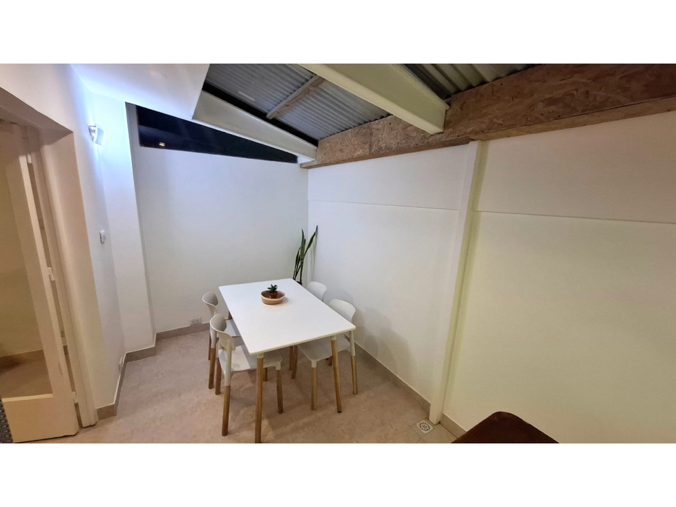 AMBIENTE Y MEDIO CON PATIO CERRADO ZONA ALDREY GASCON 1500 - 2